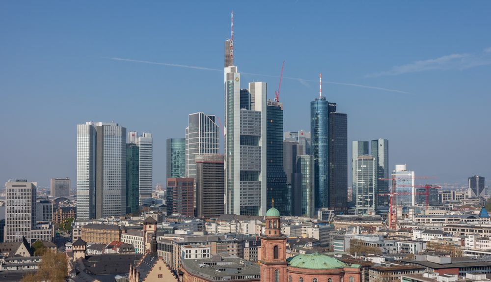 Blick über die Frankfurter Innenstadt auf die Hochhäuser des Bankenviertels, im Vordergrund die Paulskirche